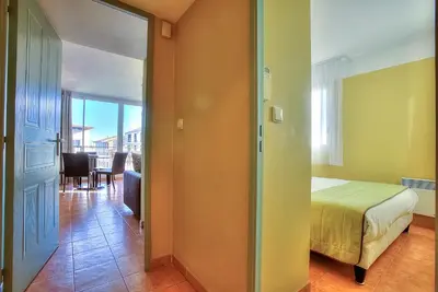 Un ou plusieurs lits dans un hébergement de l'établissement Appartement Port Prestige - terrasse - piscine - parking