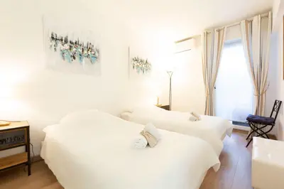 Un ou plusieurs lits dans un hébergement de l'établissement Paradise Cannes Center with Pool and Park VILLA LE LYS