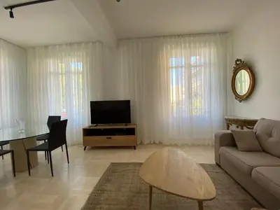 Télévision ou salle de divertissement dans l'établissement Beautiful Apartment 2mn walking distance from La Croisette and The Beach