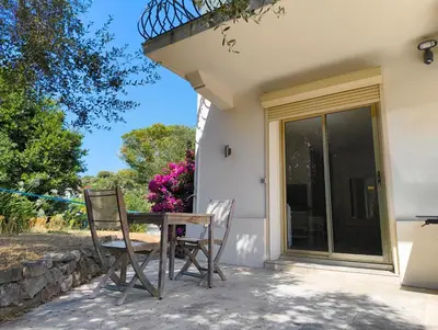 Balcon ou terrasse dans l'établissement Quiet Private Garden Suite with Pool
