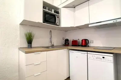 Cuisine ou kitchenette dans l'établissement Renovated apartment AC - wifi - 2-4pers - Center Antibes rue James Close