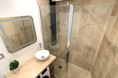 Salle de bains dans l'établissement Renovated apartment AC - wifi - 2-4pers - Center Antibes rue James Close