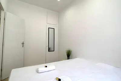 Un ou plusieurs lits dans un hébergement de l'établissement Renovated apartment AC - wifi - 2-4pers - Center Antibes rue James Close