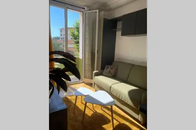 Coin salon dans l'établissement STUDIO NEUF ET PROCHE DES PLAGES DE JUAN LES PINS