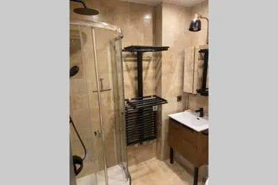 Salle de bains dans l'établissement STUDIO NEUF ET PROCHE DES PLAGES DE JUAN LES PINS