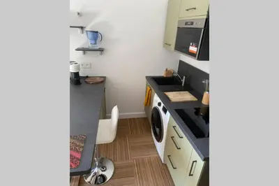 Cuisine ou kitchenette dans l'établissement STUDIO NEUF ET PROCHE DES PLAGES DE JUAN LES PINS