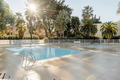 Piscine de l'établissement Hello Côte d'Azur - Spacieux 2 pièces au calme à 5 min des plages ou située à proximité