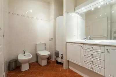 Salle de bains dans l'établissement Cannes centre 2mins from beach stunning 3-Bed Apt