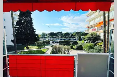 Jardin de l'établissement Magnifique 2P à deux pas de la plage
