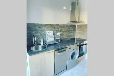 Cuisine ou kitchenette dans l'établissement Magnifique 2P à deux pas de la plage