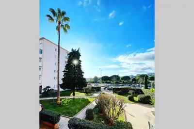 Jardin de l'établissement Magnifique 2P à deux pas de la plage