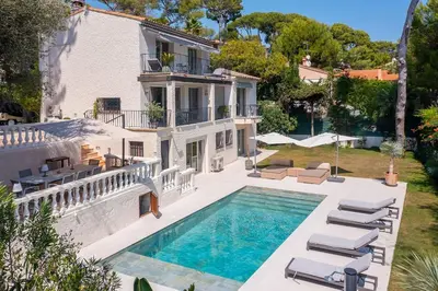 Piscine de l'établissement Villa Garoupe cap d'Antibes ou située à proximité