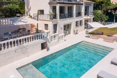 Piscine de l'établissement Villa Garoupe cap d'Antibes ou située à proximité