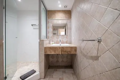 Salle de bains dans l'établissement Villa Garoupe cap d'Antibes