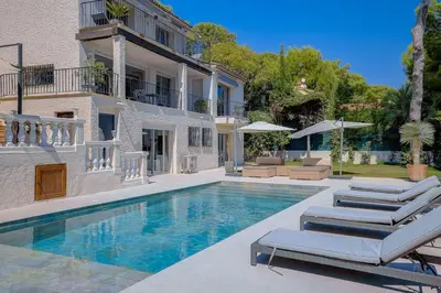 Piscine de l'établissement Villa Garoupe cap d'Antibes ou située à proximité