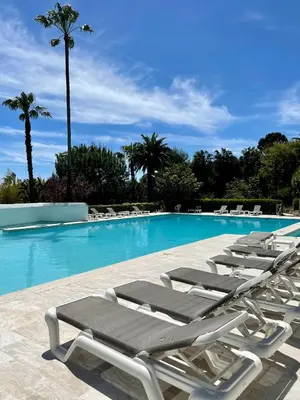 Piscine de l'établissement Super Cannes Sea Side ou située à proximité