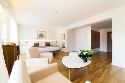 Coin salon dans l'établissement Hôtel Hélios