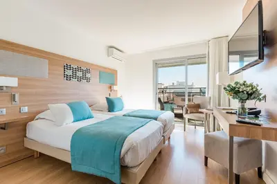 Un ou plusieurs lits dans un hébergement de l'établissement Hôtel Hélios