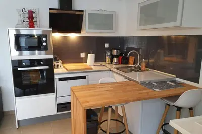 Cuisine ou kitchenette dans l'établissement Riviera Sun Standing Studio