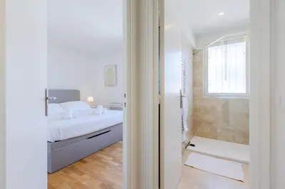 Un ou plusieurs lits dans un hébergement de l'établissement Stylish 1-Bedroom Apartment Close to Beaches