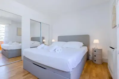 Un ou plusieurs lits dans un hébergement de l'établissement Stylish 1-Bedroom Apartment Close to Beaches