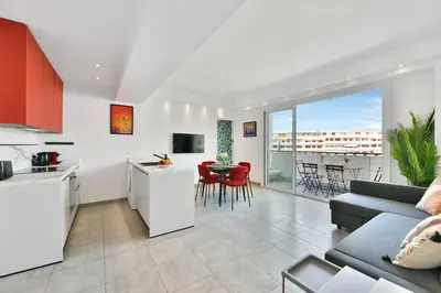 Cuisine ou kitchenette dans l'établissement CROISETTE BEACH - Modern 2 Bdrs Best Location!