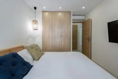 Un ou plusieurs lits dans un hébergement de l'établissement Beautiful apartment 7P City Center Beach 250m