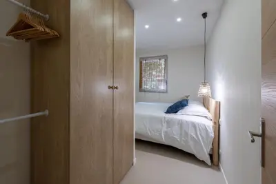 Un ou plusieurs lits dans un hébergement de l'établissement Beautiful apartment 7P City Center Beach 250m