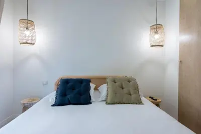 Un ou plusieurs lits dans un hébergement de l'établissement Beautiful apartment 7P City Center Beach 250m