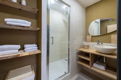 Salle de bains dans l'établissement Beautiful apartment 7P City Center Beach 250m