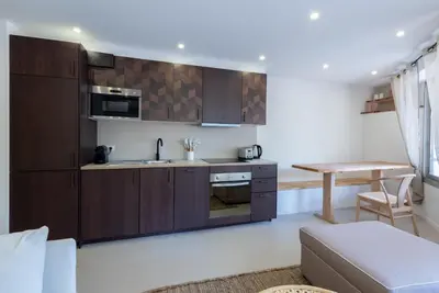 Cuisine ou kitchenette dans l'établissement Beautiful apartment 7P City Center Beach 250m