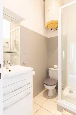Salle de bains dans l'établissement Cosy apartment 39M2, two steps from rue d'Antibes and Croisette