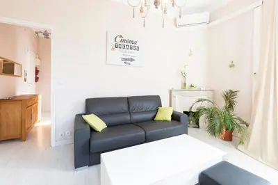 Coin salon dans l'établissement Cosy apartment 39M2, two steps from rue d'Antibes and Croisette