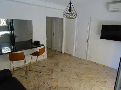 Télévision ou salle de divertissement dans l'établissement La Rotonde