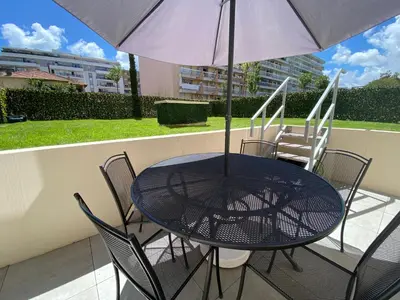 Balcon ou terrasse dans l'établissement Fantastic Two-bedroom Apartment with garden near the beach