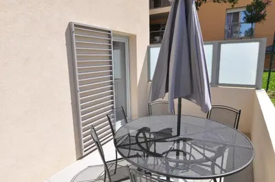 Balcon ou terrasse dans l'établissement Fantastic Two-bedroom Apartment with garden near the beach