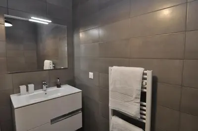 Salle de bains dans l'établissement Fantastic Two-bedroom Apartment with garden near the beach