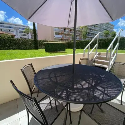 Fantastic Two-bedroom Apartment with garden near the beach