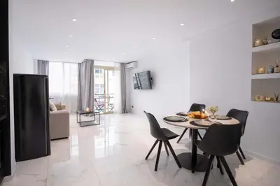 Télévision ou salle de divertissement dans l'établissement Modern Maubourg # Design chic - Proche Croisette et Plage