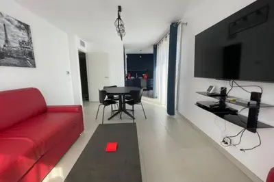 Télévision ou salle de divertissement dans l'établissement Beautiful Bright Apt At 3 Min Walk From The Beach
