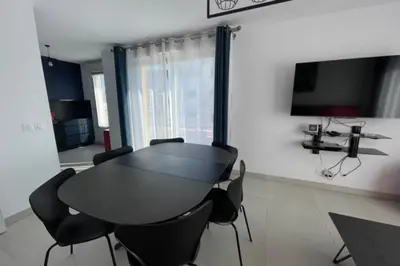 Télévision ou salle de divertissement dans l'établissement Beautiful Bright Apt At 3 Min Walk From The Beach