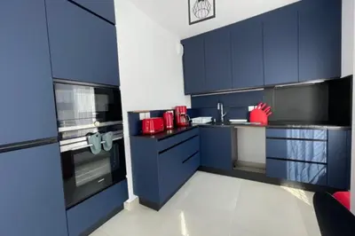 Cuisine ou kitchenette dans l'établissement Beautiful Bright Apt At 3 Min Walk From The Beach
