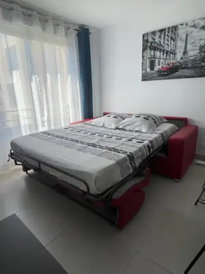 Un ou plusieurs lits dans un hébergement de l'établissement Beautiful Bright Apt At 3 Min Walk From The Beach