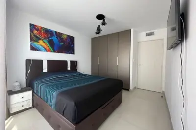 Un ou plusieurs lits dans un hébergement de l'établissement Beautiful Bright Apt At 3 Min Walk From The Beach