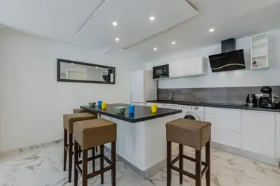 Cuisine ou kitchenette dans l'établissement 90m on the Croisette with Terrace & Sea View