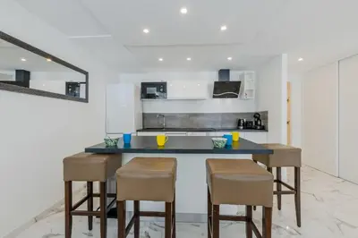 Cuisine ou kitchenette dans l'établissement 90m on the Croisette with Terrace & Sea View