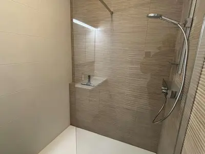 Salle de bains dans l'établissement Appartement 3P en RDJ avec Jardin et Terrasse, à 5 min Plage et Restaurants, Parking Privé, Climatisé - FR-1-252A-59