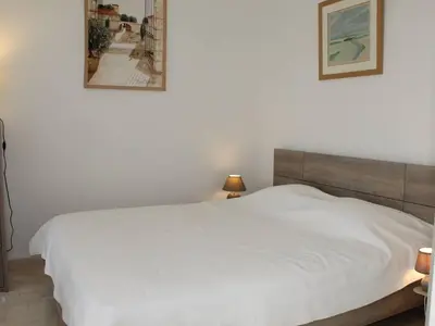 Un ou plusieurs lits dans un hébergement de l'établissement Appartement 3P en RDJ avec Jardin et Terrasse, à 5 min Plage et Restaurants, Parking Privé, Climatisé - FR-1-252A-59