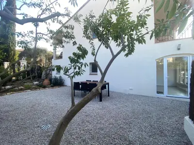 Jardin de l'établissement Superbe appartement au cœur du Cap d'Antibes