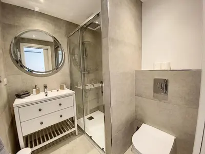 Salle de bains dans l'établissement Superbe appartement au cœur du Cap d'Antibes
